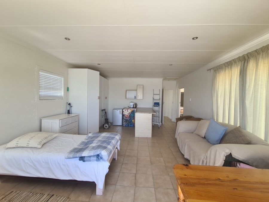 To Let 4 Bedroom Property for Rent in Vleesbaai Western Cape